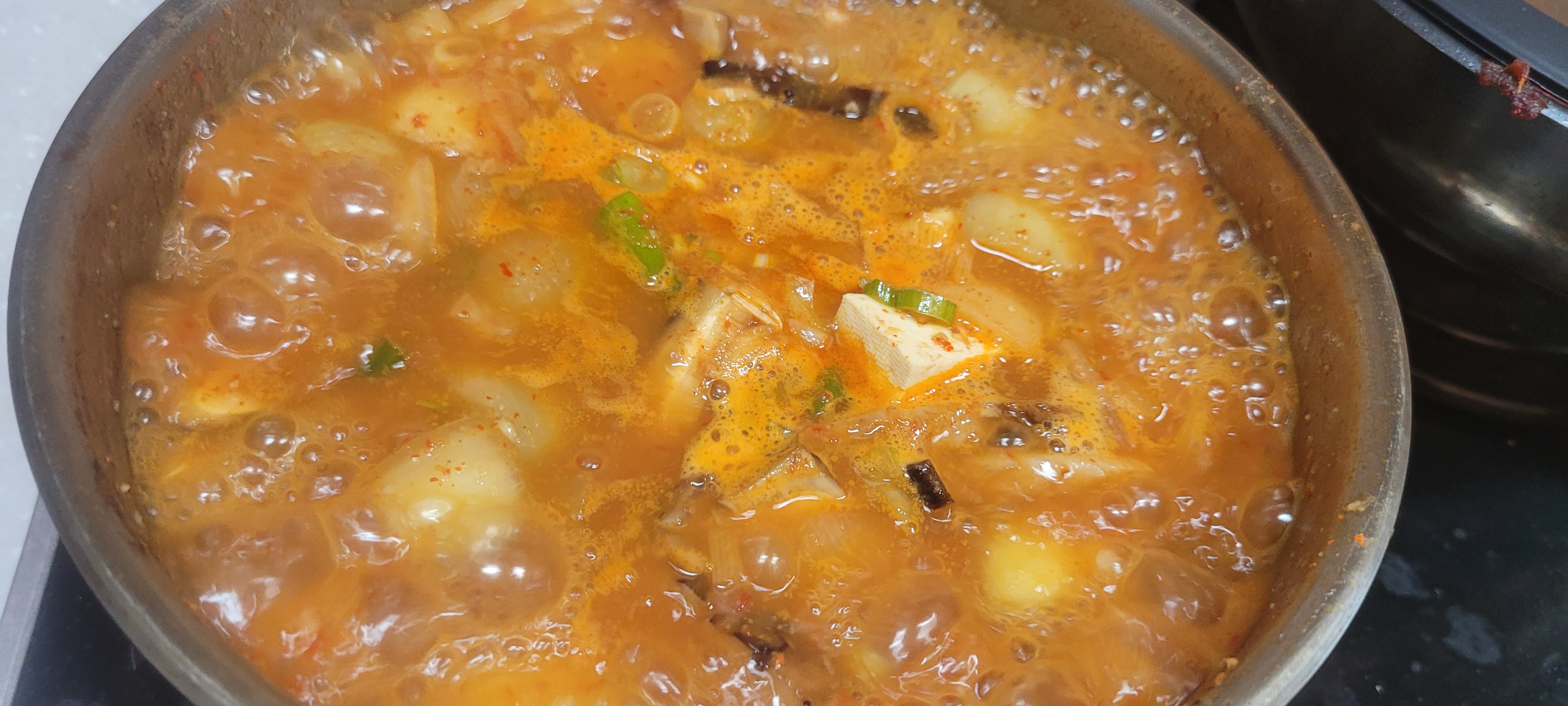 "차승원 스타일의 고추장찌개가 끓고 있는 모습"