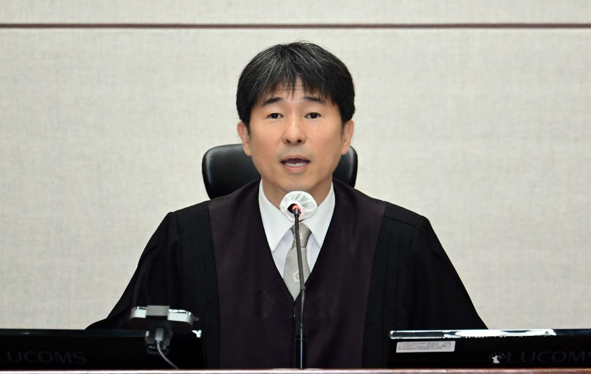 지귀연 부장판사가 4월 21일 오전 서울 서초구 서울중앙지법 417호 법정에서 열린 윤석열 전 대통령의 내란 우두머리 혐의 재판을 하기 전 언론 공개에 대한 발언을 하고 있다. 사진공동취재단 2025.04.21 서울=뉴시스
