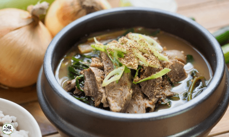 흑염소고기를-넣은-보신탕이-뚝배기에-담겨져있다