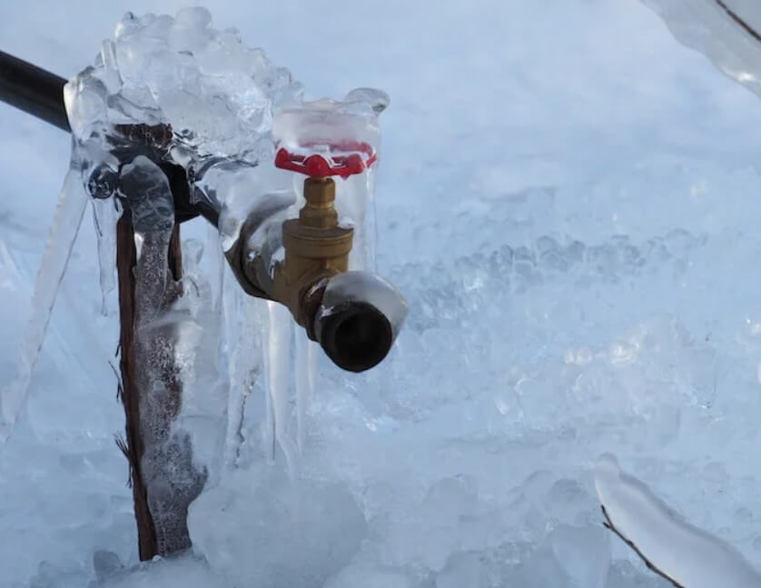 얼어버린 수도관 해결방법 얼어버린 수도관 녹일때 계량기동파사고 수도계량기얼었을때 수도계량기녹이는 방법