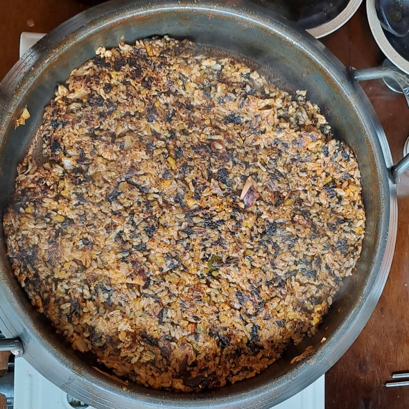 볶음밥이 냄비에 담겨 있습니다.