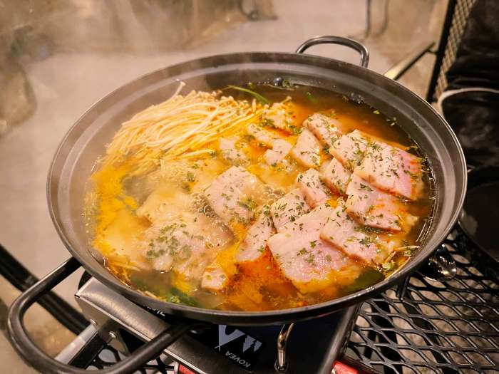 홍대입구 맛집 추천 생방송투데이 서양식 돼지국밥 수비드 삼겹 물수육 오늘방송 리얼맛집