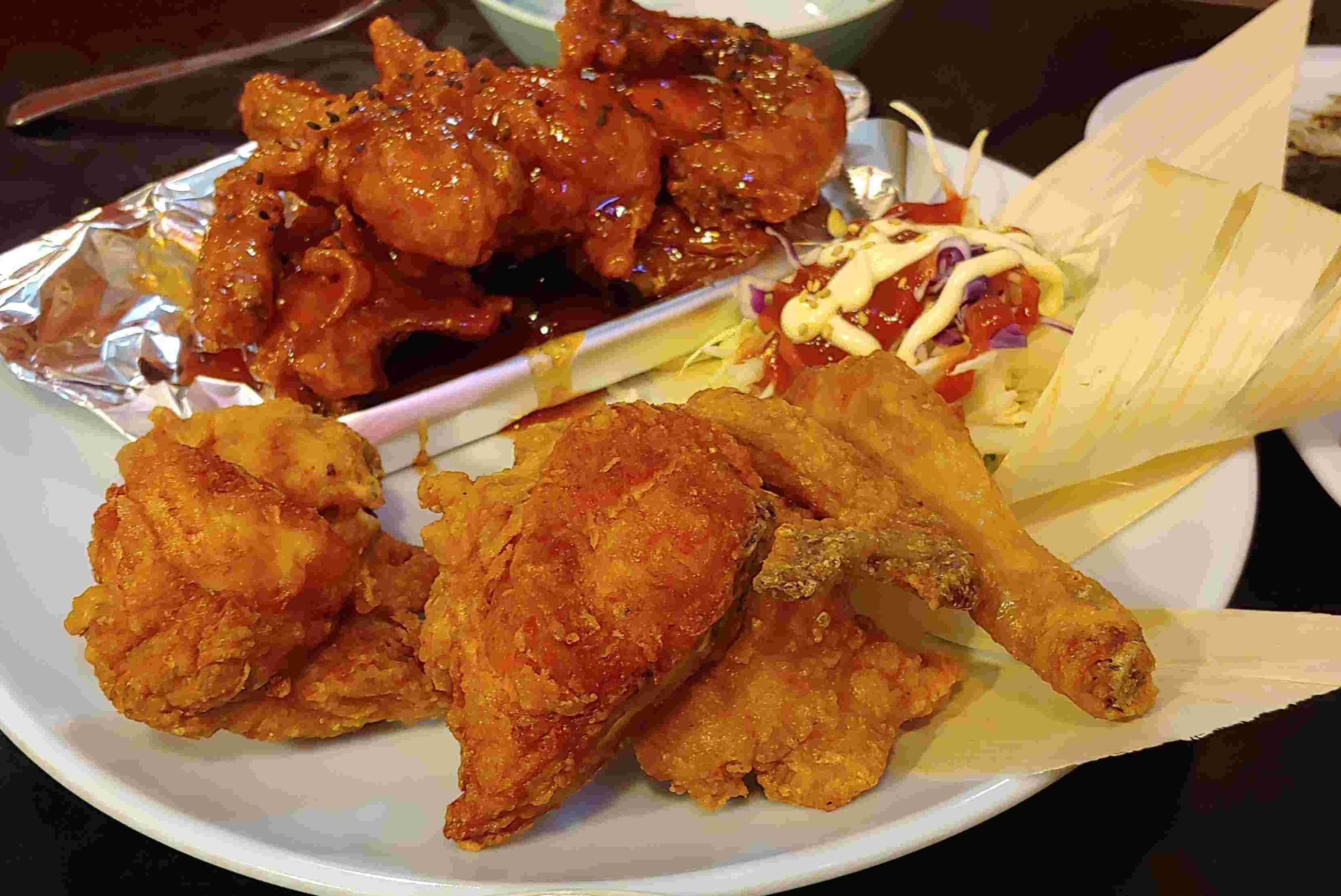 고밀도의 음식을 빨리 먹는 모습