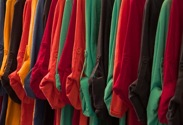 플라스틱 병에서 옷으로: 리사이클 패션의 진화