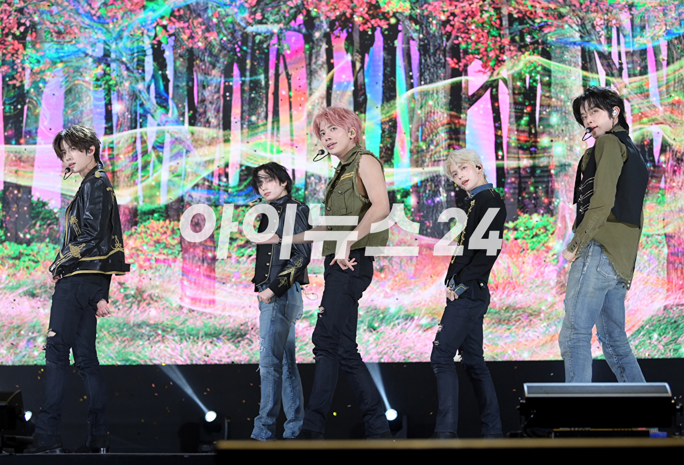 그룹 투모로우바이투게더가 26일 오후 서울 강남구 코엑스 오디토리움에서 열린 투모로우바이투게더(TOMORROW X TOGETHER, TXT) 미니 5집 '이름의 장: TEMPTATION' 발매 쇼케이스에서 타이틀곡 무대를 선보이고 있다. [사진=정소희 기자]
