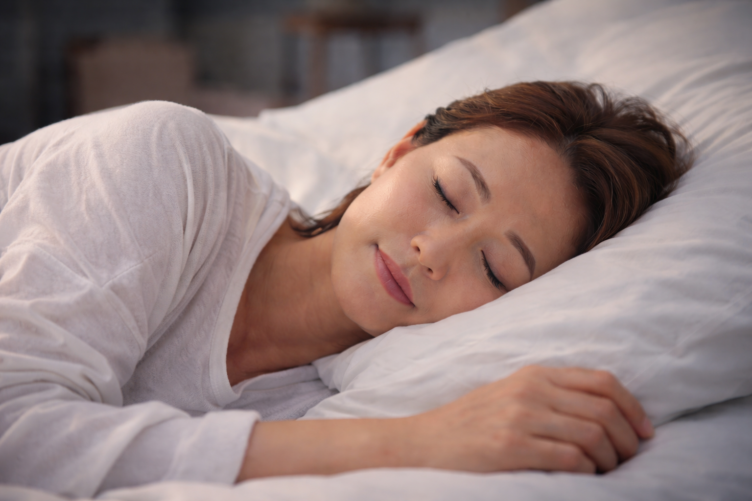 숙면하는 중년여성