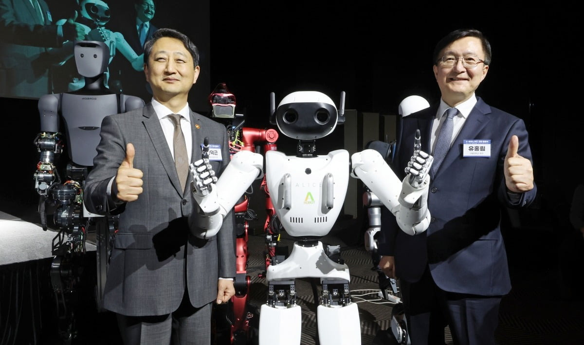 안덕근 산업통상자원부 장관(왼쪽)과 유홍림 서울대학교 총장이 10일 서울 중구 플라자호텔에서 열린 K-휴머노이드 연합 출범식에서 '에이로봇'과 기념촬영하고 있다. /이솔 기자