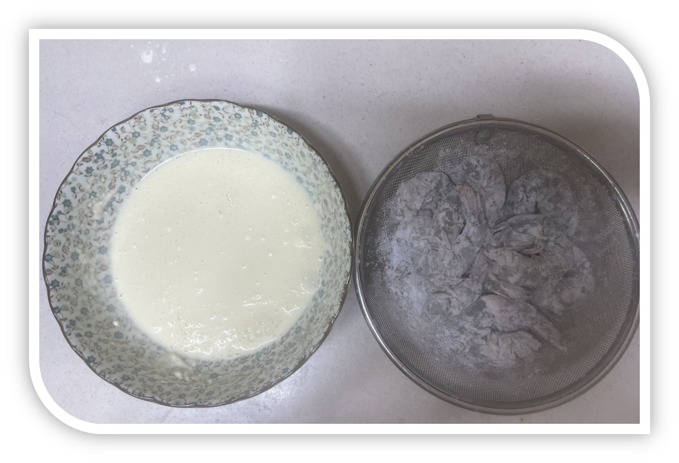 튀김반죽과 전분가루에 묻힌 새우