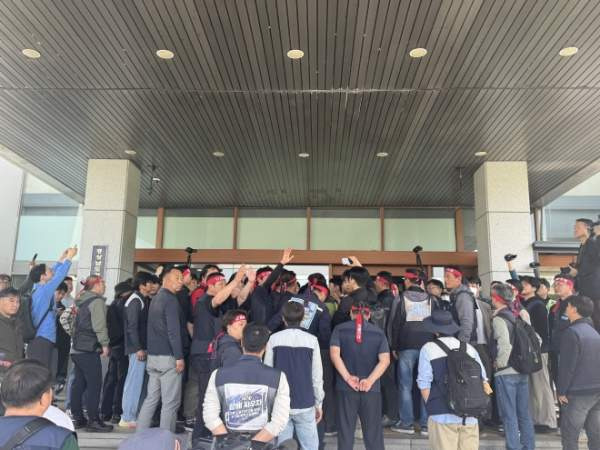 화물연대 물리적 충돌: 경남 경찰청 진입, 공권력 규탄 대치와 BGF리테일 교섭 갈등 심층 분석