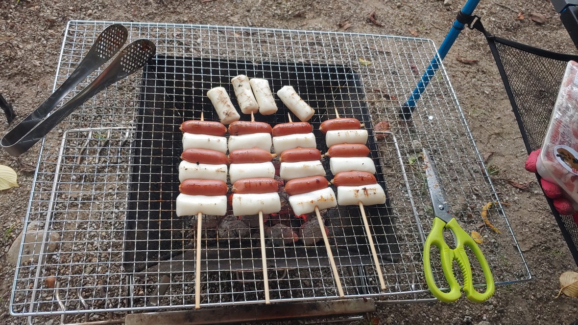 소떡소떡이 석쇠에 익어가는 모습