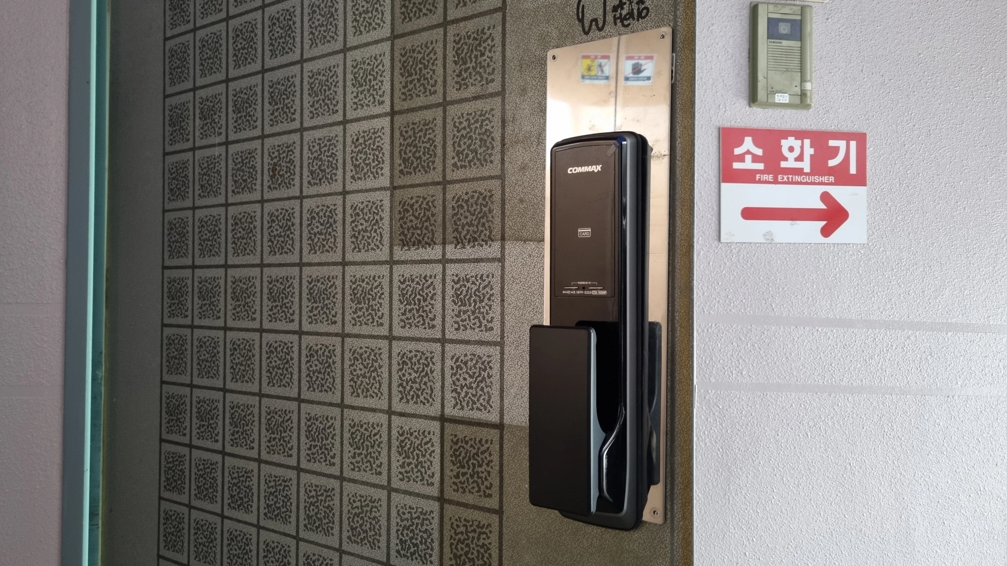 실외 도어록 끼운 모습