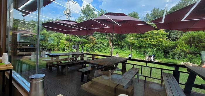 실내에서 바라본 정원테라스