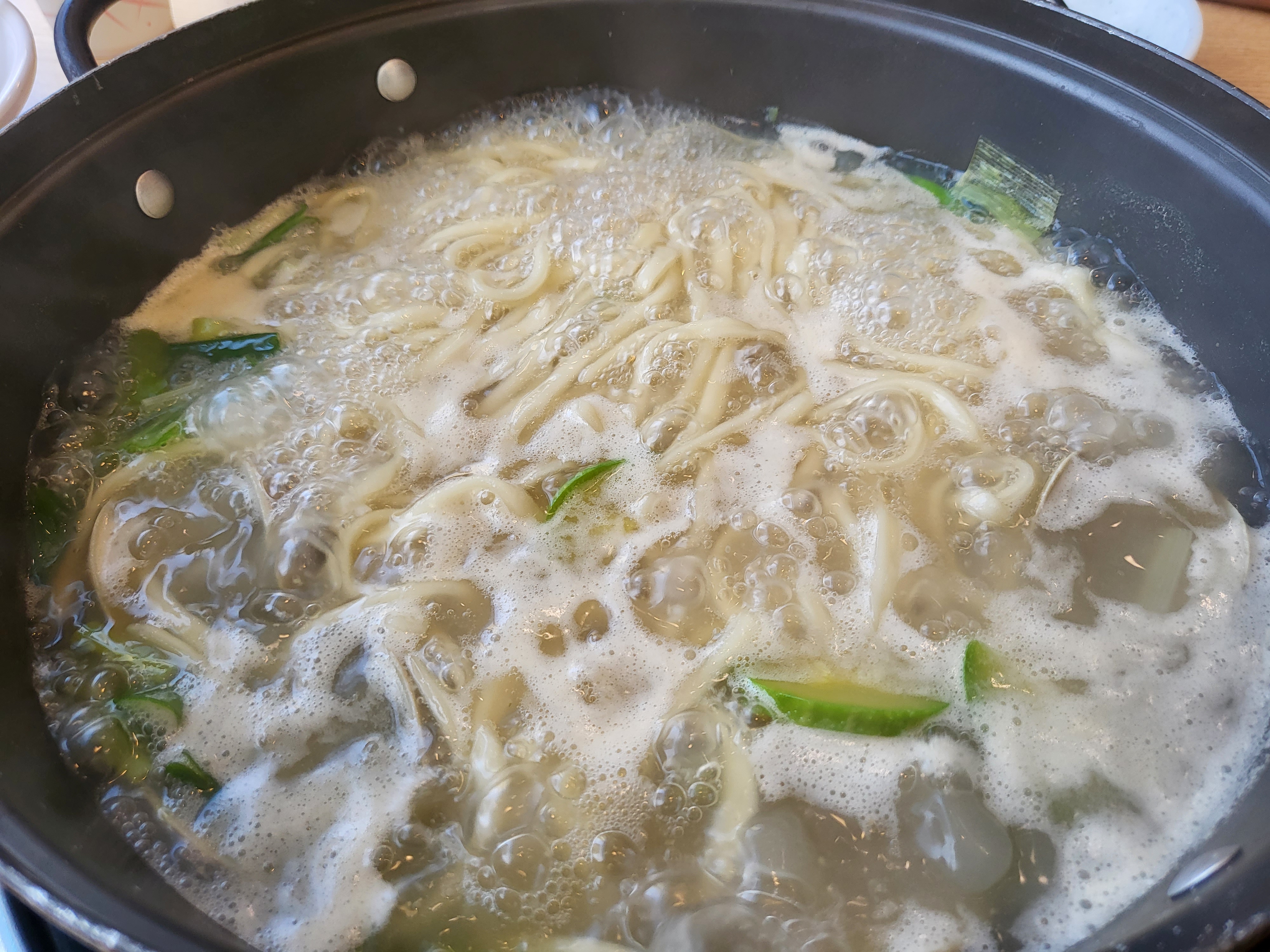 고래 해물 칼국수 - 칼국수면 삶기