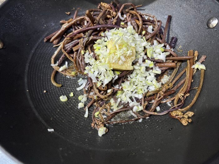 고사리 위에 다진 마늘과 다진 파가 있는 사진