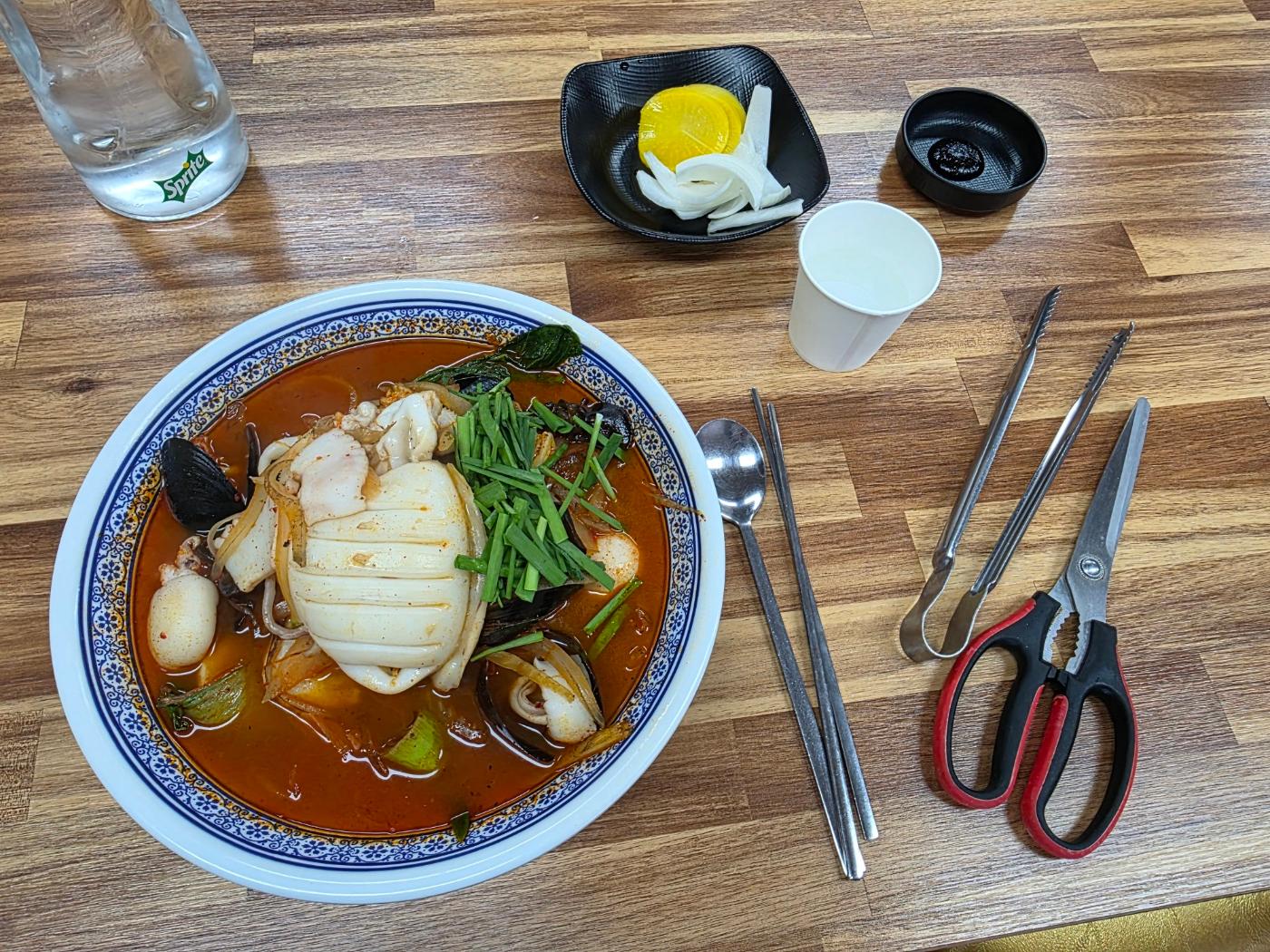 갑오징어짬뽕 위에 얹힌 각종 해산물