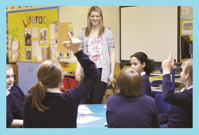 손드는-아이들-앞-선생님