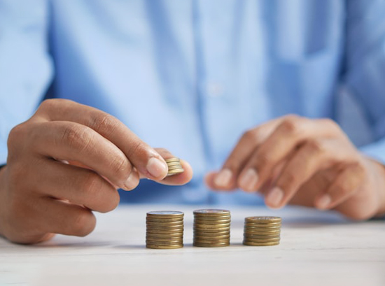 동전 세는 남성