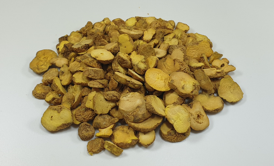 야생에서 채취를 한 현호색을 깨끗하게 세척한 후에 건조시킨 것을 편으로 썰어서 흰색 바닥 위에 수북하게 놓아두고 찍은 사진