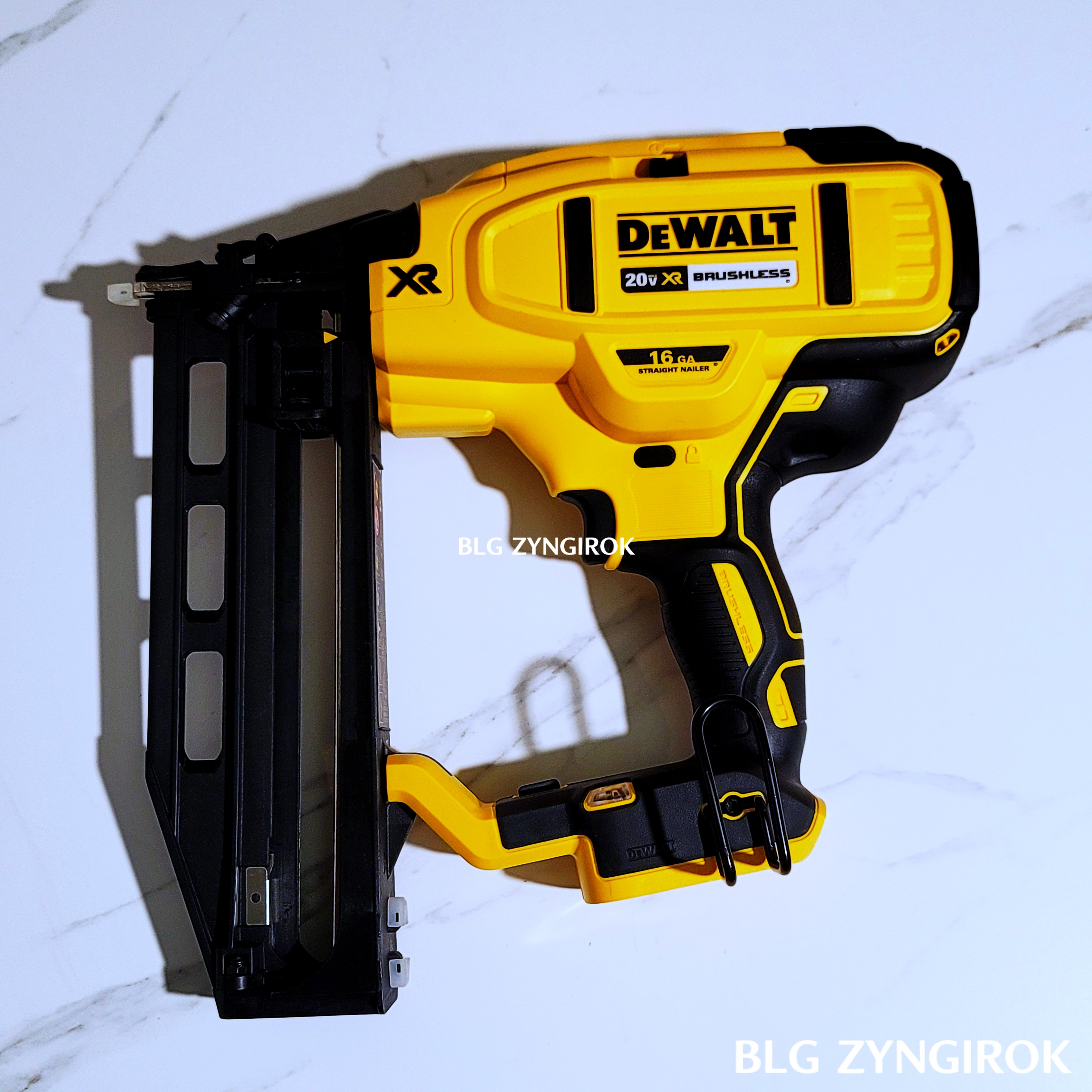 DCN662N이-테이블-위에-놓여있다.