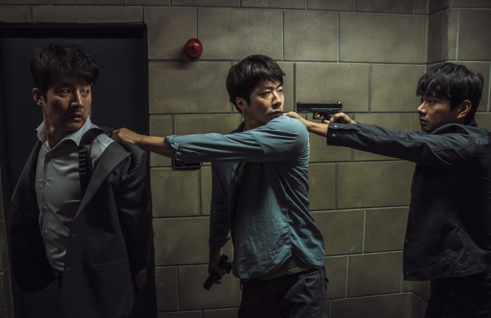 영화 히트맨 천덕규와 함께 국정원을 탈출하는 준, 그를 막는 철이