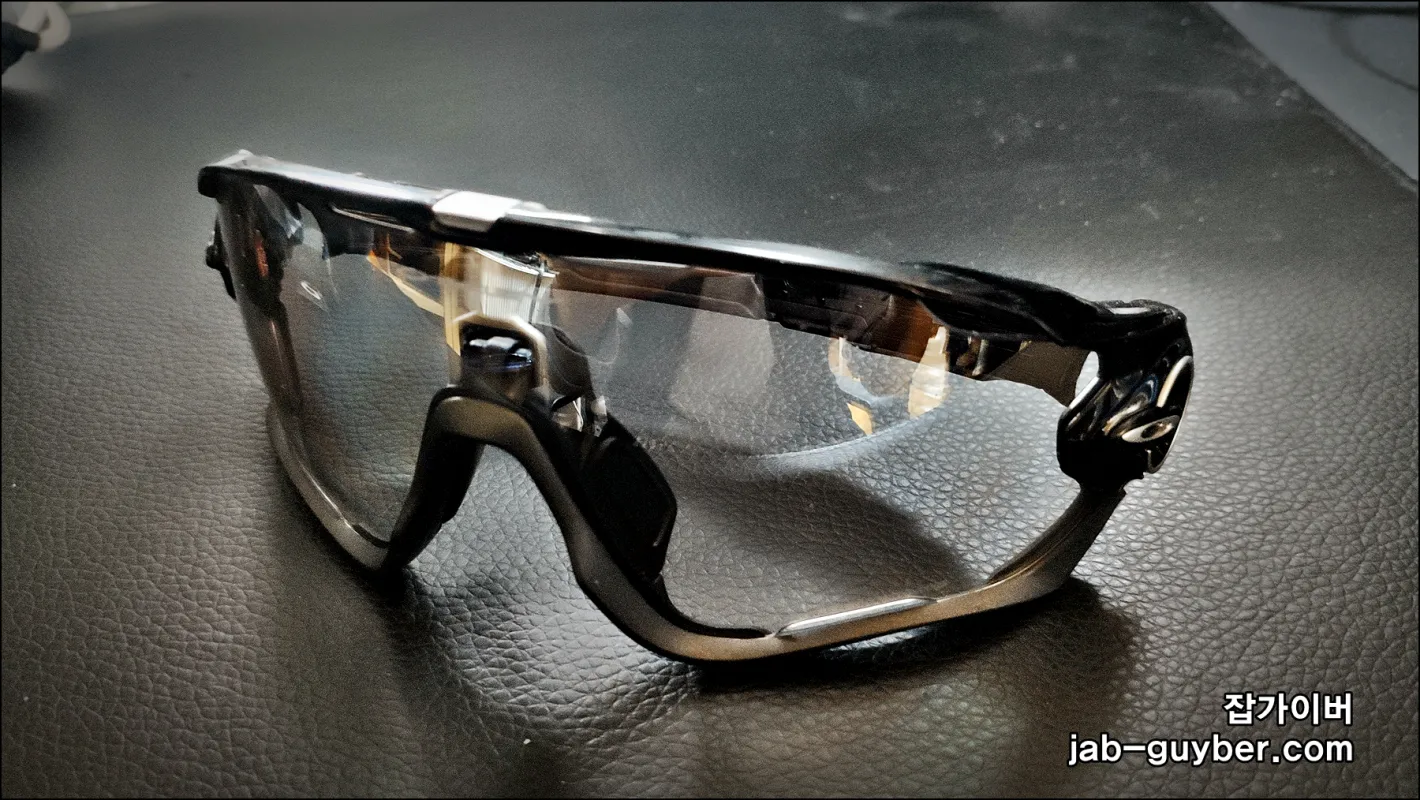 오클리 죠브레이커 구성품 전체(고글, 코패드, 파우치)