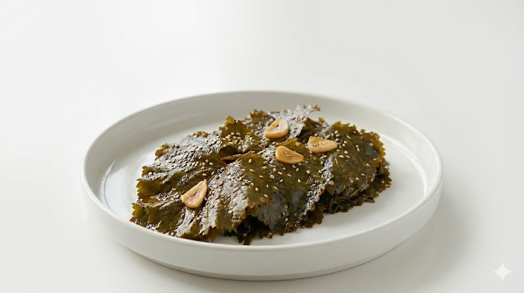 발효 과정을 통해 사포닌과 항염 성분을 응축시키고 장내 유익균 활성화를 도와 간 해독 및 피로 해소 효능을 높이는 곰취 장아찌