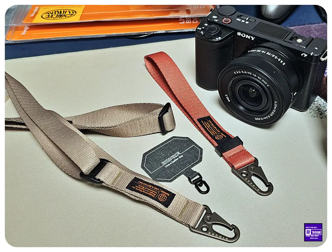 여행 환경에서 스마트폰 분실과 도난을 줄이기 위한 스트랩 사용 예시