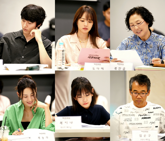 장기용&#44; 천우희&#44; 고두심&#44; 수현&#44; 오만석&#44; 박소이가 &#39;히어로는 아닙니다만&#39; 대본리딩에 참석해 호흡하고 있다. [사진=JTBC]