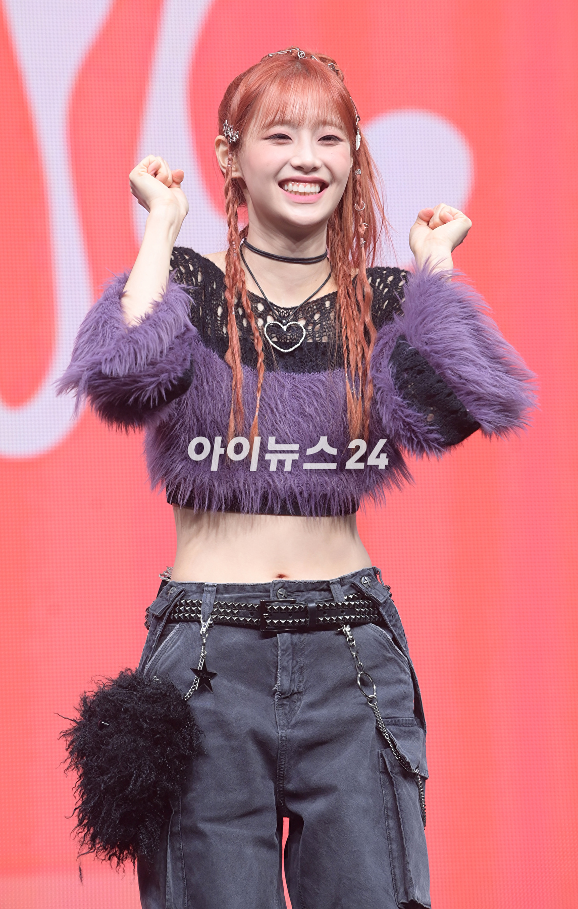 가수 츄가 18일 오후 서울 광진구 예스24라이브홀에서 열린 츄(CHUU) 첫 번째 미니앨범 '하울' 발매 기념 쇼케이스에서 타이틀곡 '하울' 무대를 선보이고 있다. [사진=정소희 기자]