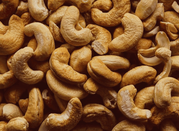 구부러진 긴 타원형의 캐슈너트들이 한가득 쌓여있다. 색은 연갈색이고 알맹이는 알차다.