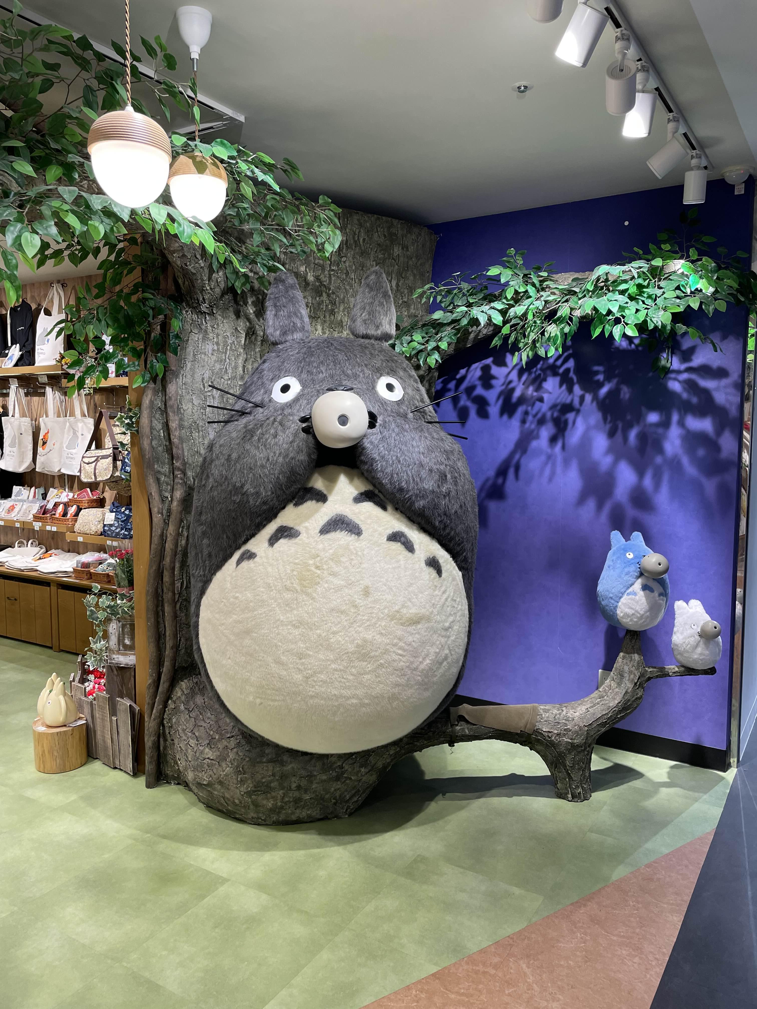 지브리샵의 대형 토토로가 전시된 모습