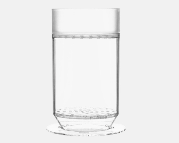 회색 바탕에 투명 트리콜레이터 제품이 보인다.