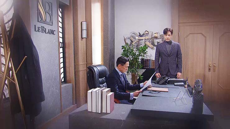 사무실 책상에 앉아 있는 강백산(손창민) - 책상, 의자, 화분, 장식품