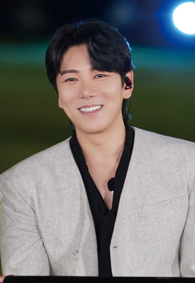 밝은 재킷 차림으로 미소 짓는 더 리슨 시즌6 출연자 DK