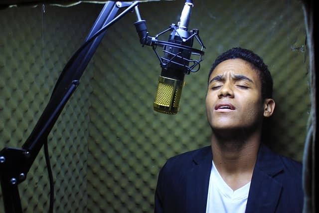 매력적인 목소리를 만드는 비결 &ndash; 목소리 톤과 억양 관리