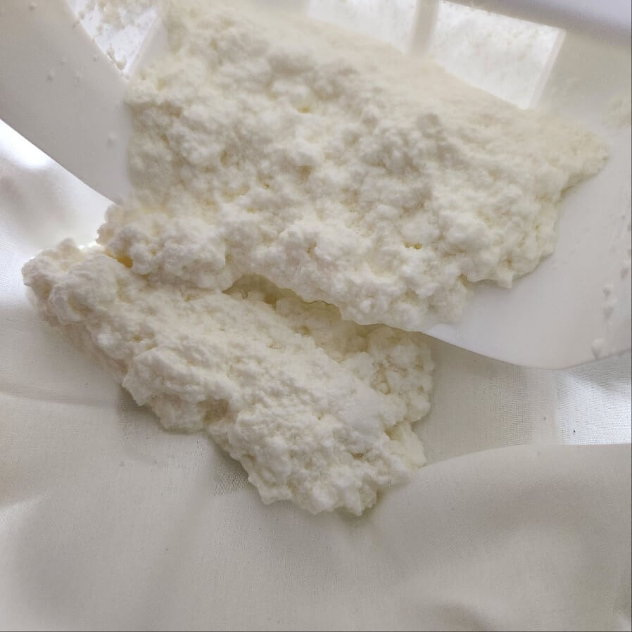 유청으로 리코타치즈 만들기 면포로 유청 뺀 후 성형하기