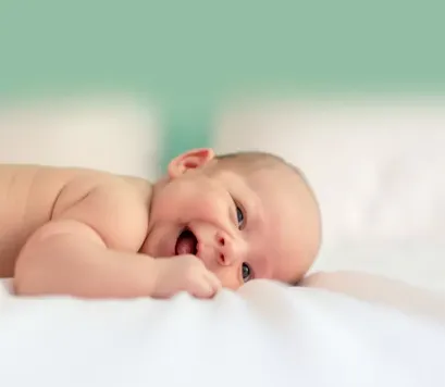 부모급여로 산 침대에 누워있는 아기