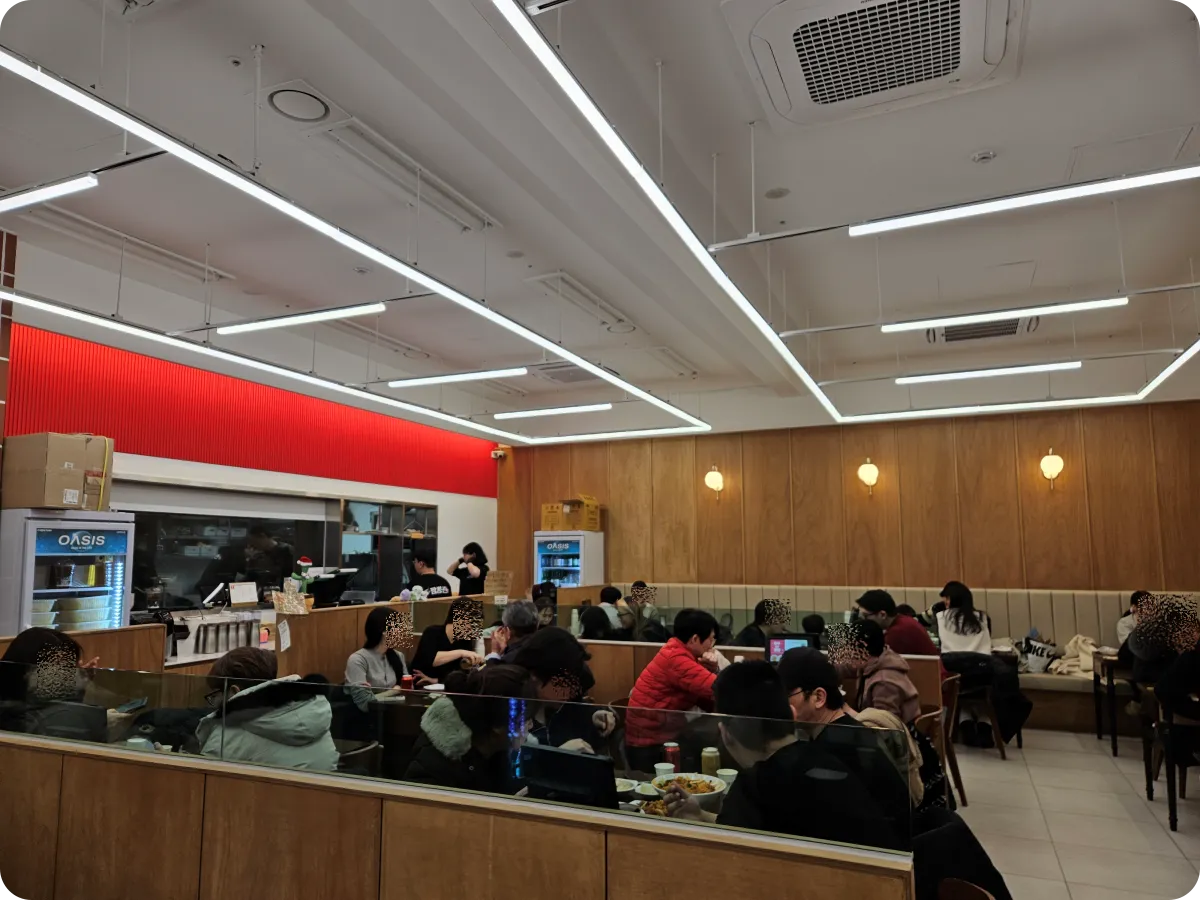 짬뽕관-하남미사점-매장-안-테이블-식사-중인-사람들