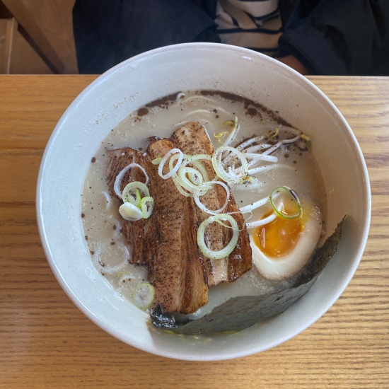 그릇에 차슈와 계란&amp;#44; 김&amp;#44; 파&amp;#44; 일본식 라멘이 있습니다.