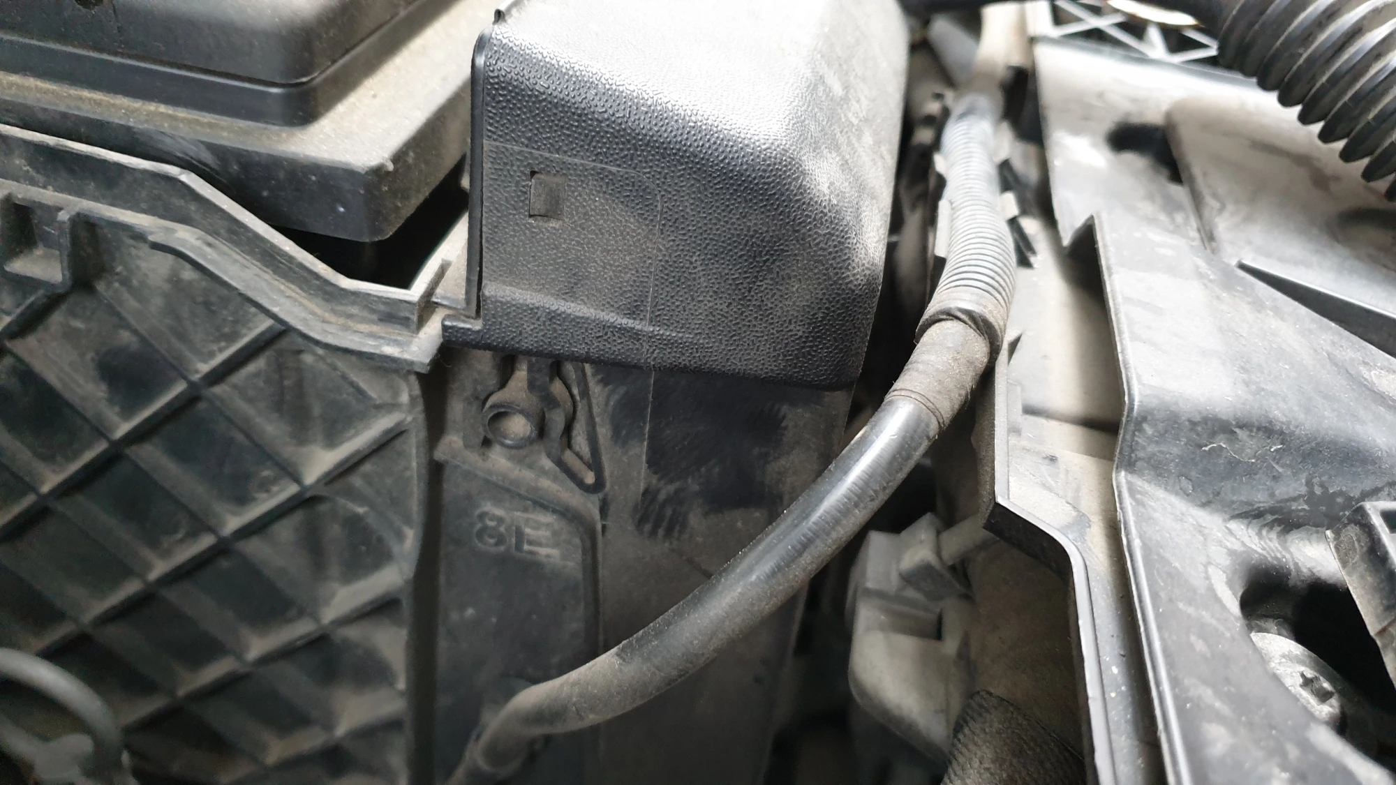 전면 커버 끼우는 곳