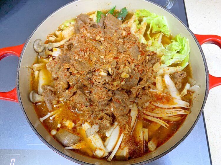 소고기버섯전골-육수넣고 끓이기