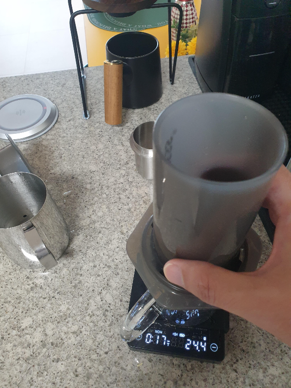 에어로프레를 흔드는 모습. 에어로프레스에는 물과 커피가 들어있다.