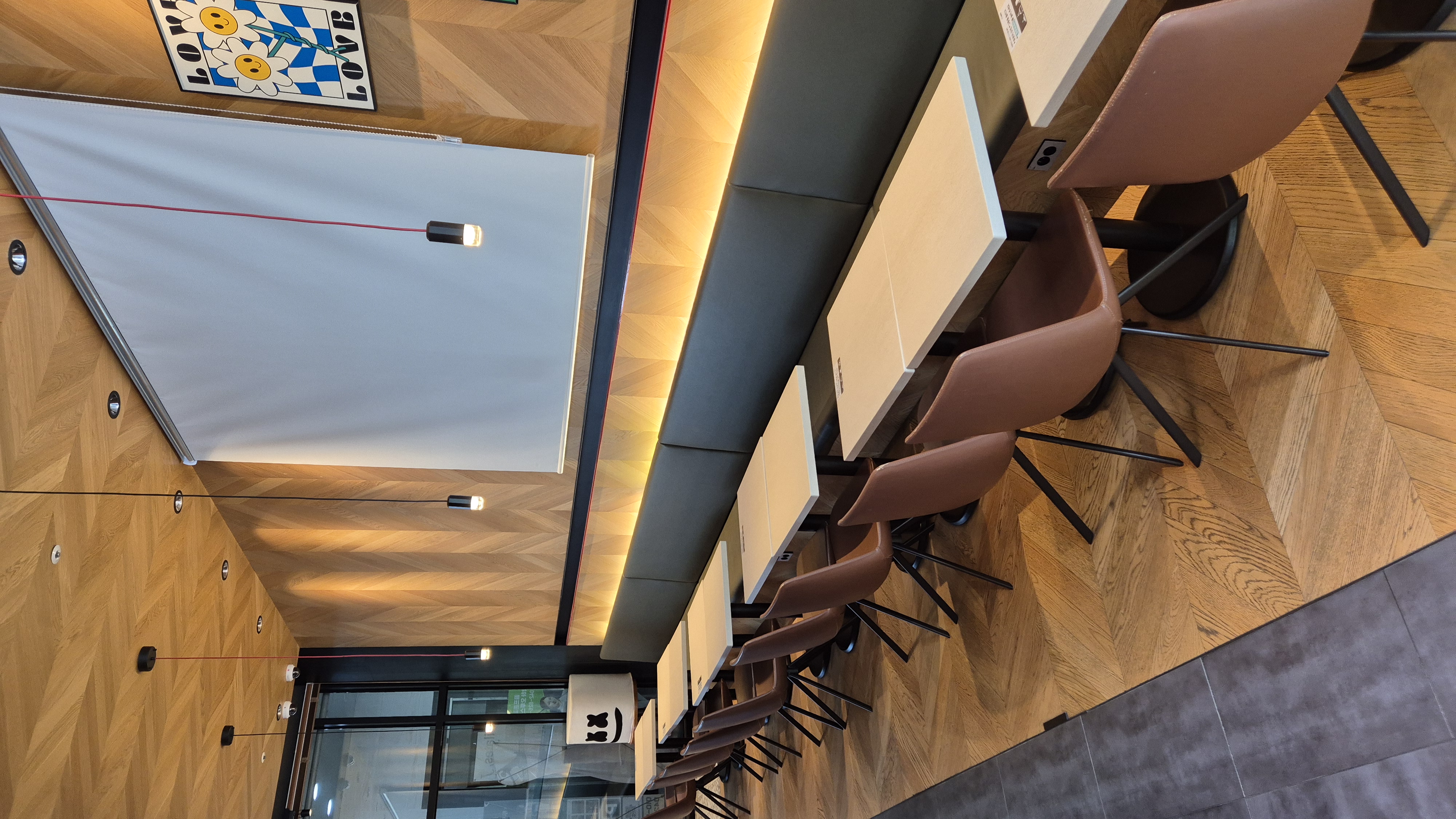 학하동 카페 스모어사이트 매장사진2 의자편함