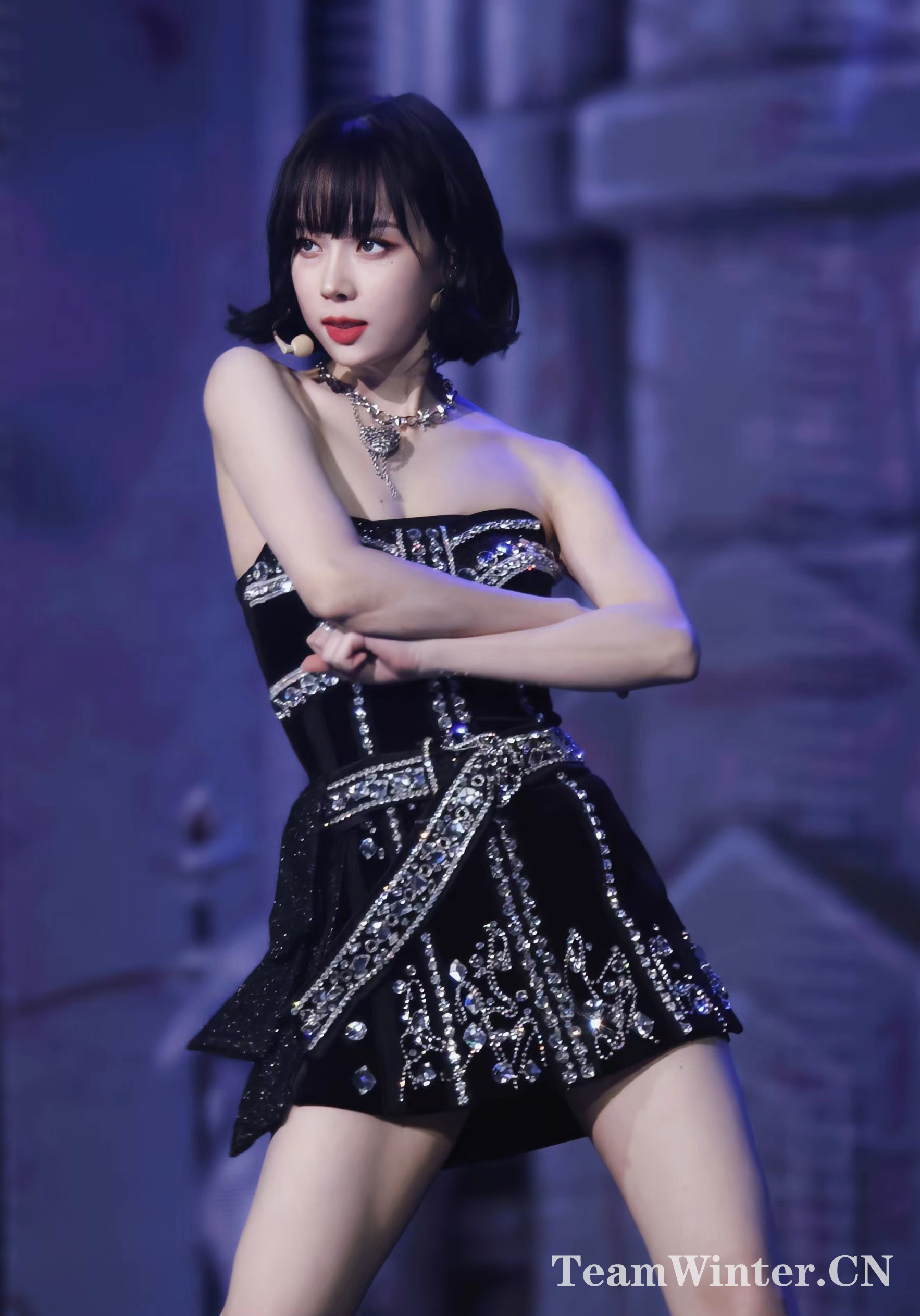 팔에 잡힌 근육들이 인상 깊다