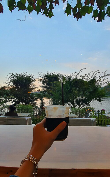 리버뷰-카페-대너리스-덩굴잎