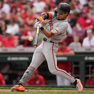 이정후 선수 안타치는 모습 이미지