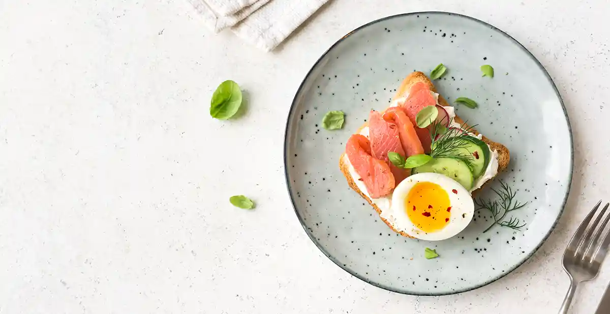 아침식사-접시위-계란-연어-음식