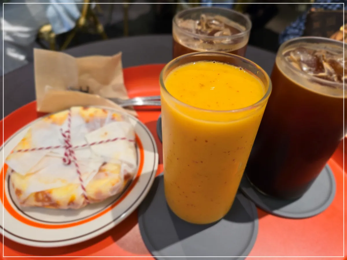 바스크치즈케이크_아이스아메리카노_과일주스