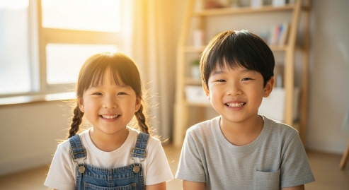 깨끗한 환경에서 웃음 짓는 어린이