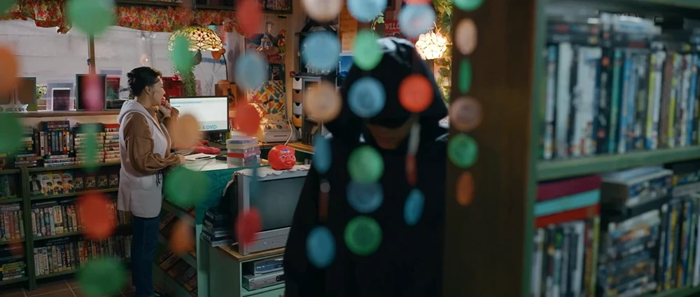 솔이네-비디오가게에서-엄마와-솔이-통화내용-듣는-범인